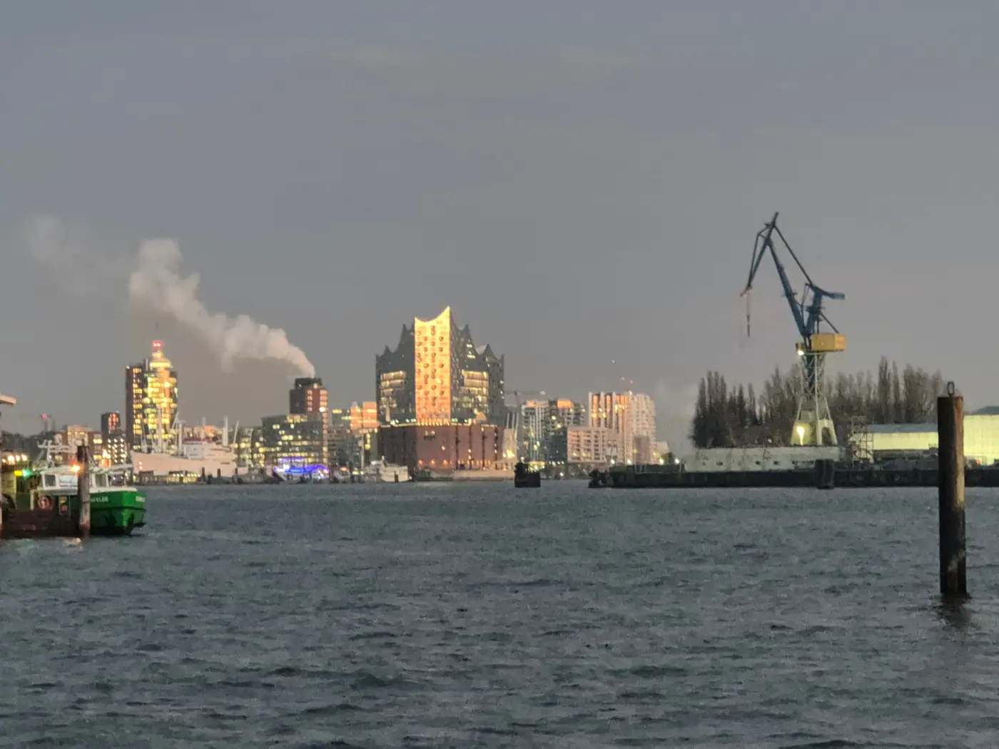 Hamburger Hafen mit Elbphilharmonie in der Abenddämmerung
